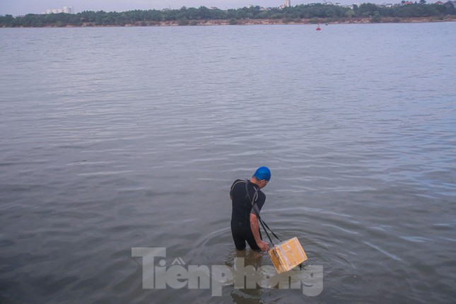 Hà Nội rét căm căm, nhiều người vẫn luyện công tắm sông Hồng-3