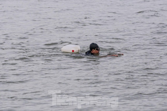 Hà Nội rét căm căm, nhiều người vẫn luyện công tắm sông Hồng-4