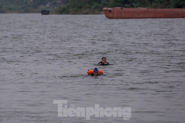 Hà Nội rét căm căm, nhiều người vẫn luyện công tắm sông Hồng-5