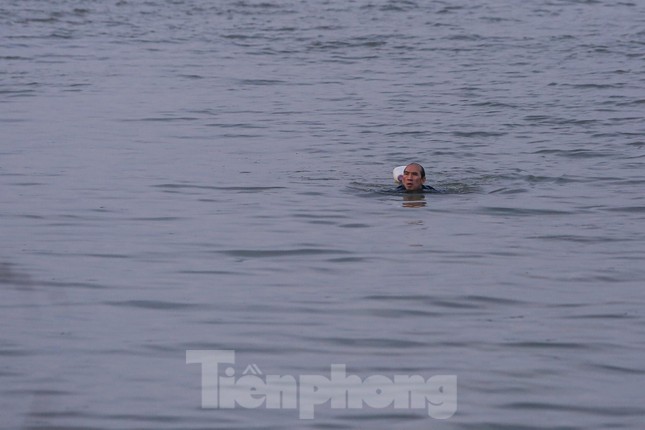 Hà Nội rét căm căm, nhiều người vẫn luyện công tắm sông Hồng-6
