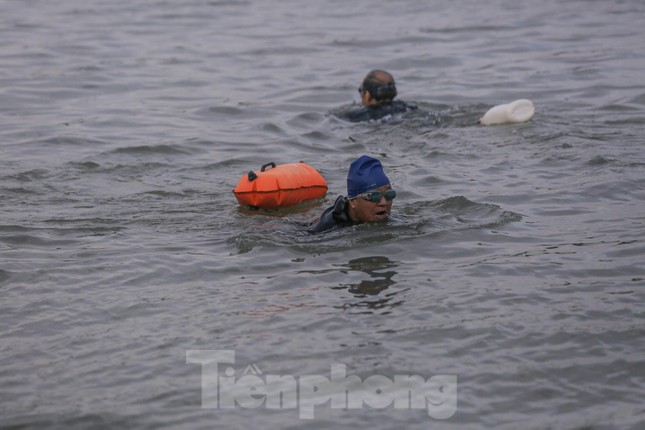 Hà Nội rét căm căm, nhiều người vẫn luyện công tắm sông Hồng-7
