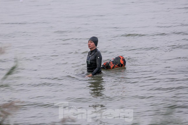 Hà Nội rét căm căm, nhiều người vẫn luyện công tắm sông Hồng-8