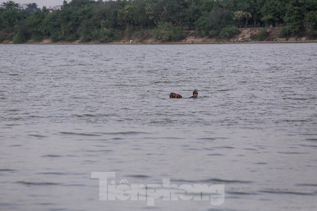 Hà Nội rét căm căm, nhiều người vẫn luyện công tắm sông Hồng-9