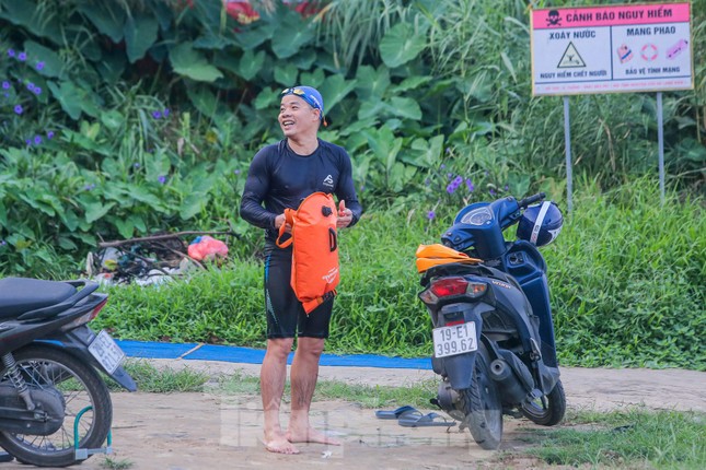 Hà Nội rét căm căm, nhiều người vẫn luyện công tắm sông Hồng-11