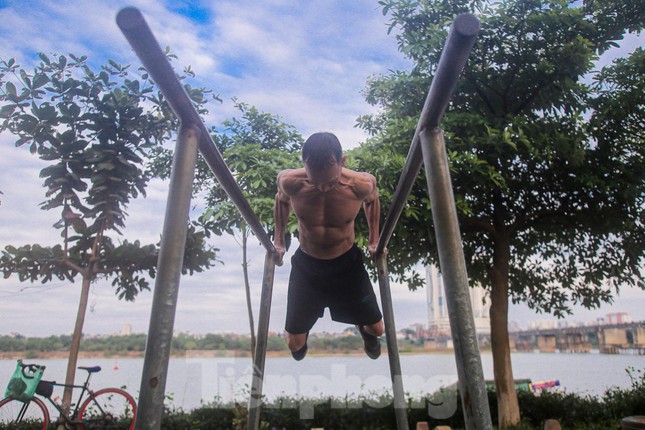 Hà Nội rét căm căm, nhiều người vẫn luyện công tắm sông Hồng-13