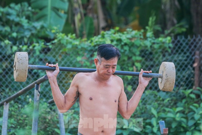 Hà Nội rét căm căm, nhiều người vẫn luyện công tắm sông Hồng-17