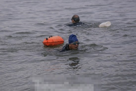 Hà Nội rét căm căm, nhiều người vẫn 'luyện công' tắm sông Hồng