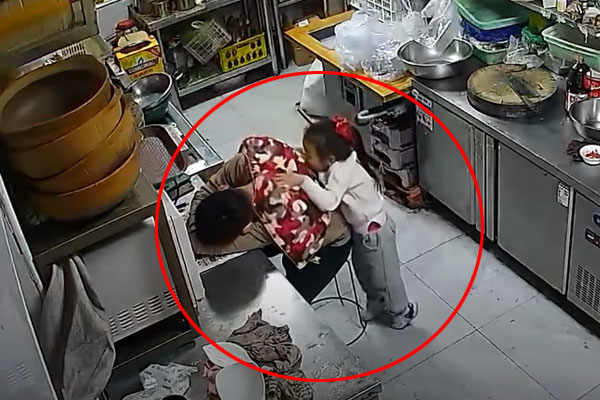 Khoảnh khắc ấm lòng của người cha shipper và con gái trong ngày đông giá rét hút triệu lượt xem-1