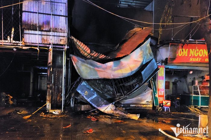 Cháy dãy nhà ở Hà Nội, 1 căn bị sập hoàn toàn-1