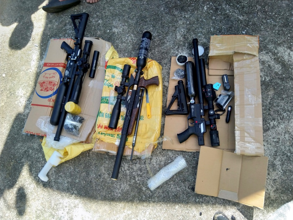 Kon Tum: Phát hiện 3 khẩu súng đã được lắp ráp sẵn trên xe khách Bắc Nam-1