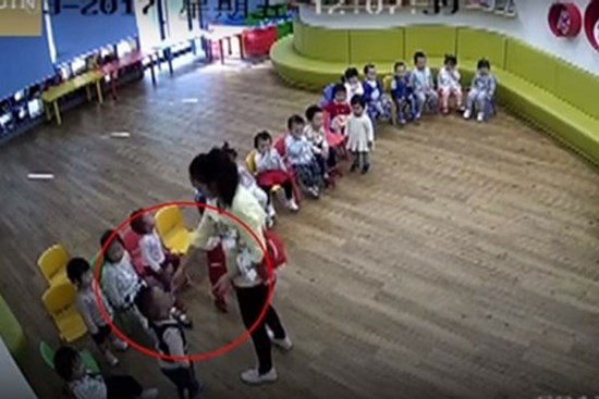 Bắt giữ 3 nữ giáo viên mầm non nhiều lần bạo hành, khua dao trước mặt trẻ