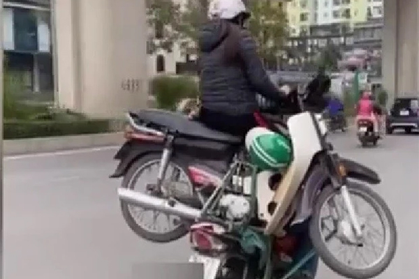 CSGT đã xác minh được danh tính chủ phương tiện trong clip hai xe làm xiếc trên đường phố Hà Nội-2