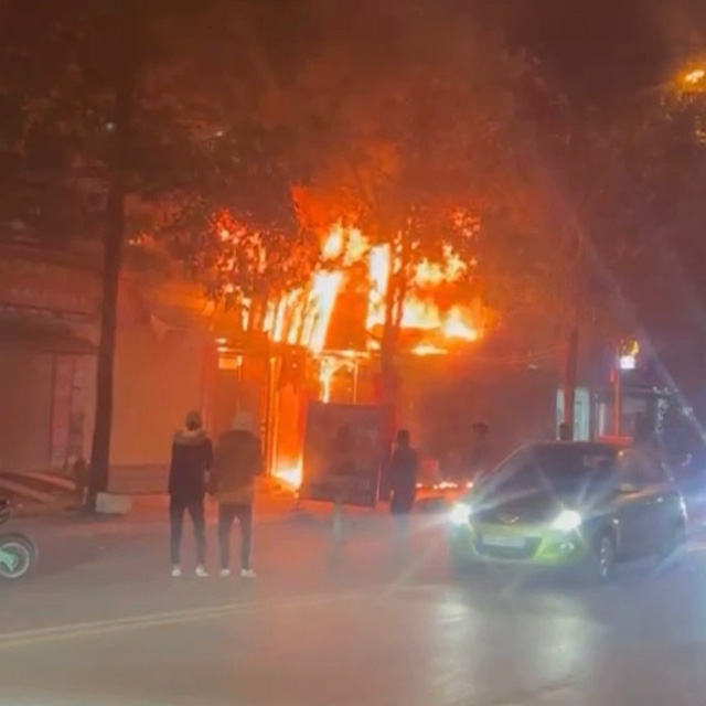 Cháy 4 căn nhà tạm và 1 cửa hàng sửa xe máy bị sập ở Hà Nội-1
