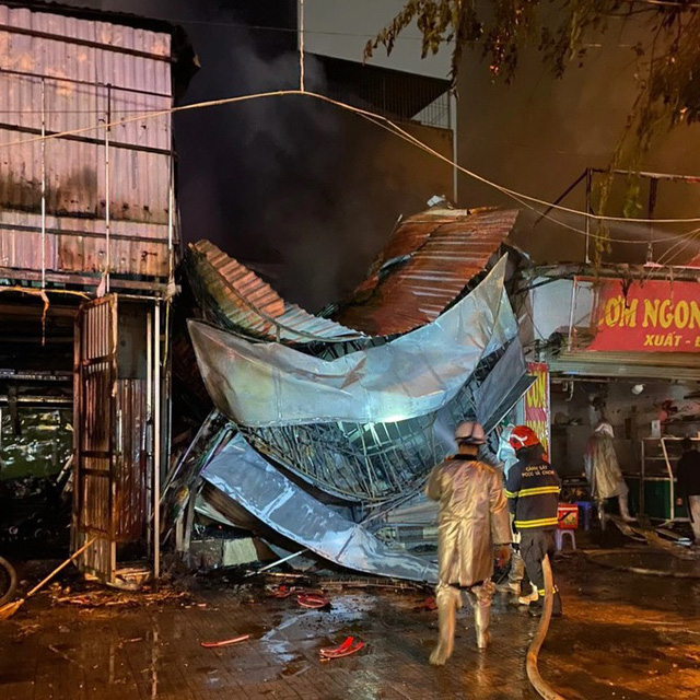 Cháy 4 căn nhà tạm và 1 cửa hàng sửa xe máy bị sập ở Hà Nội-2