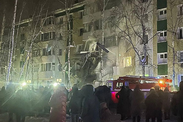 Ngồi xung quanh bếp than sưởi ấm, 7 người trong nhà suýt gặp tai nạn nguy hiểm-1