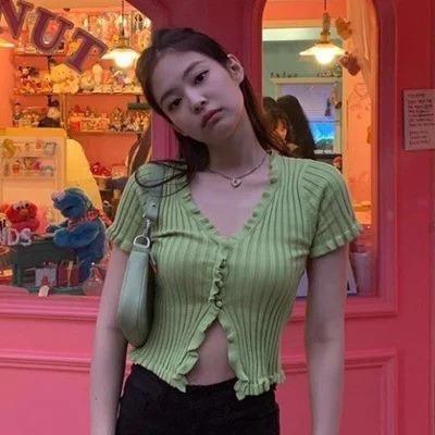 5 kiểu áo len cực xinh giúp Jennie thăng hạng style mùa lạnh-4