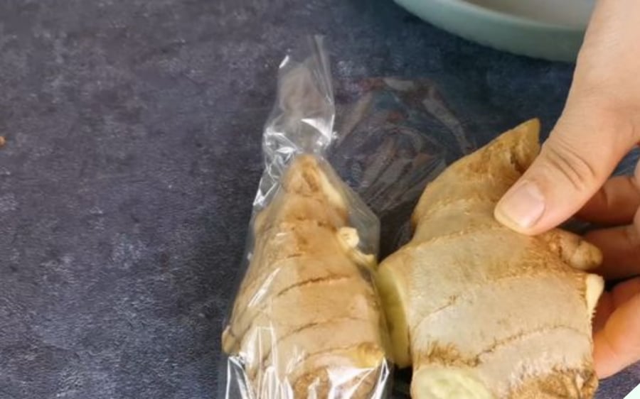 Gừng rất dễ bị thối, teo, mọc mầm ngâm ngay vào thứ nước rẻ tiền này, để cả năm vẫn tươi như lúc mới-3