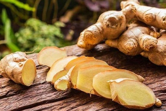Gừng rất dễ bị thối, teo, mọc mầm ngâm ngay vào thứ nước rẻ tiền này, để cả năm vẫn tươi như lúc mới