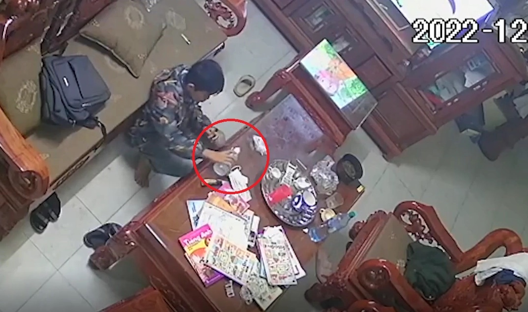 Hãi hùng cảnh bé trai bị bỏng do đổ cồn vào lửa: Từ vụ việc này, cha mẹ cần đặc biệt chú ý dạy con những điều sau-1