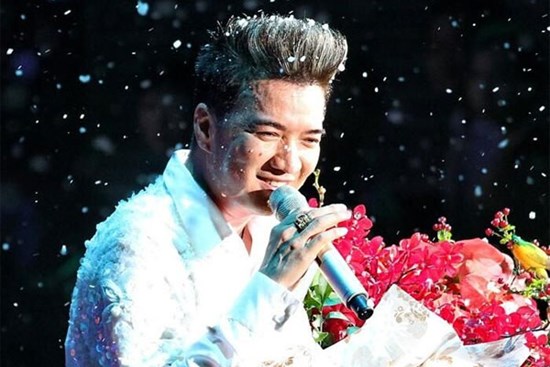 Đàm Vĩnh Hưng gặp sự cố khi biểu diễn trên sân khấu: 'Hát mà nhục, không dám nhận tiền'