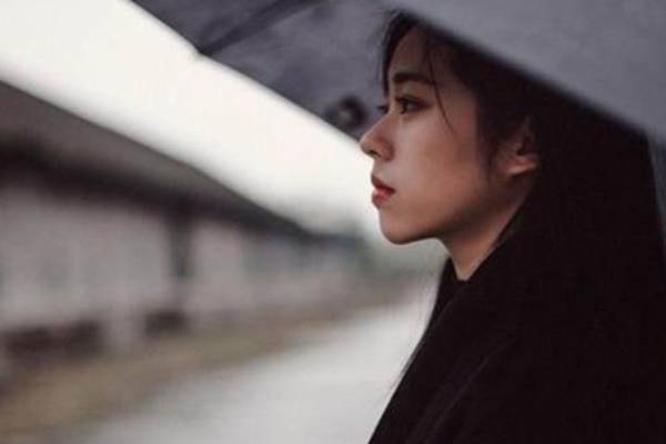 Vợ cả ngày buồn nôn khó chịu, đi công tác 7 ngày trở về thì rạng rỡ, thứ tôi nhìn thấy trong túi cô ấy gây sửng sốt-2