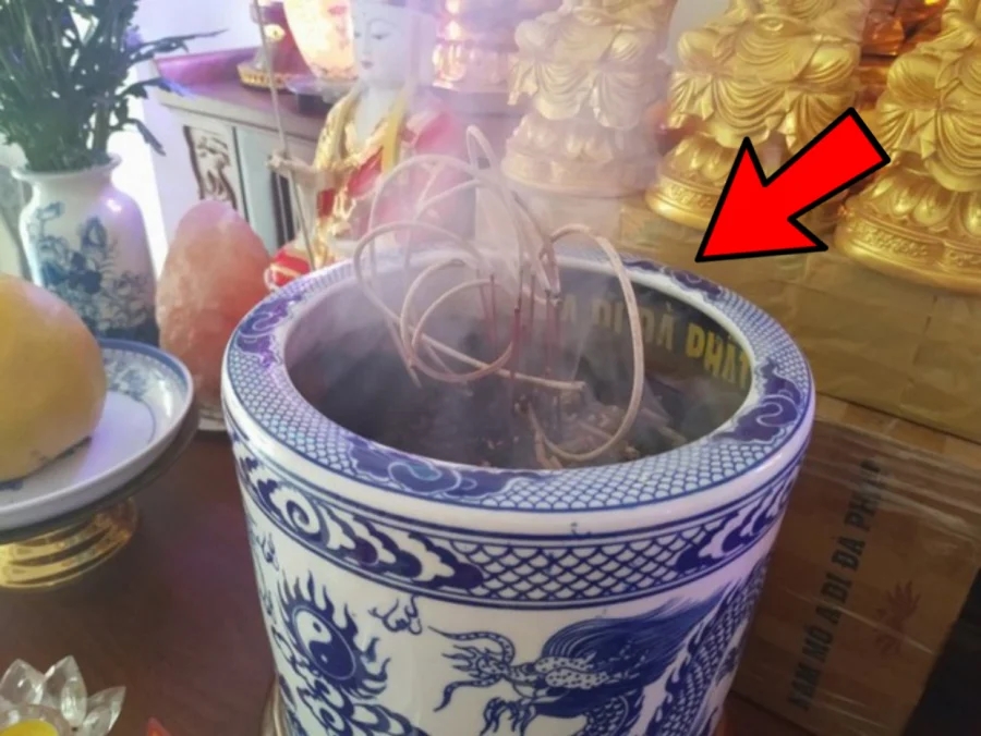 Cuối năm thấy bát hương có 4 chỗ lạ: Điềm báo gia đình sắp gặp hạn to, thay ngay kẻo mất lộc-3