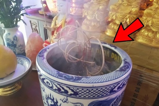 Cuối năm thấy bát hương có 4 chỗ lạ: Điềm báo gia đình sắp gặp 