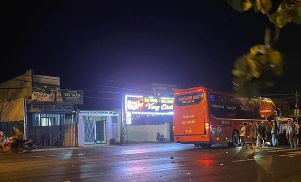 2 vợ chồng bị xe khách tông tử vong trên đường đi phụ hồ về-1