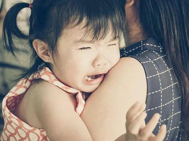 Con mếu máo kể: Bạn học suốt ngày bắt nạt con - Nếu trả lời như 2 kiểu cha mẹ đầu tiên thì nguy hại cả một đời đứa trẻ-1