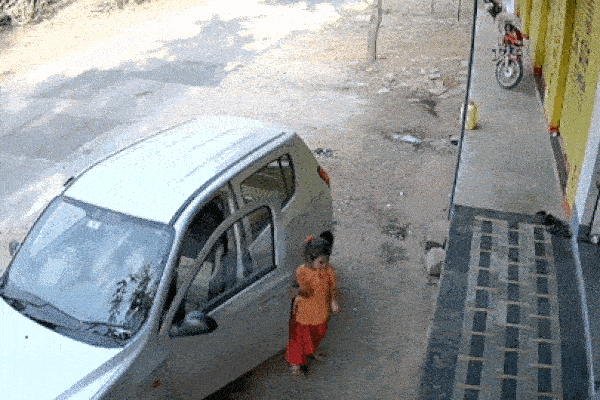 Bé gái thoát nạn trong gang tấc khi chiếc ô tô bị húc văng