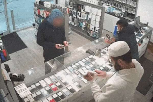 Cướp điện thoại trong cửa hàng, gã thanh niên rơi vào cảnh 'dở khóc dở cười'