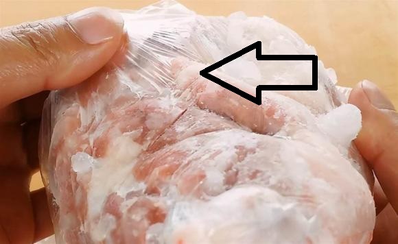Thịt đông cứng trong tủ lạnh, lấy ra nhớ làm cách này để túi nilong không bị dính vào, thịt giã đông nhanh-1