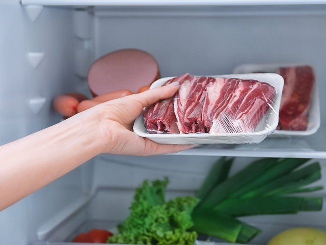 Thịt đông cứng trong tủ lạnh, lấy ra nhớ làm cách này để túi nilong không bị dính vào, thịt giã đông nhanh-2