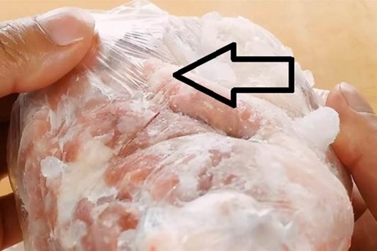 Thịt đông cứng trong tủ lạnh, lấy ra nhớ làm cách này để túi nilong không bị dính vào, thịt giã đông nhanh