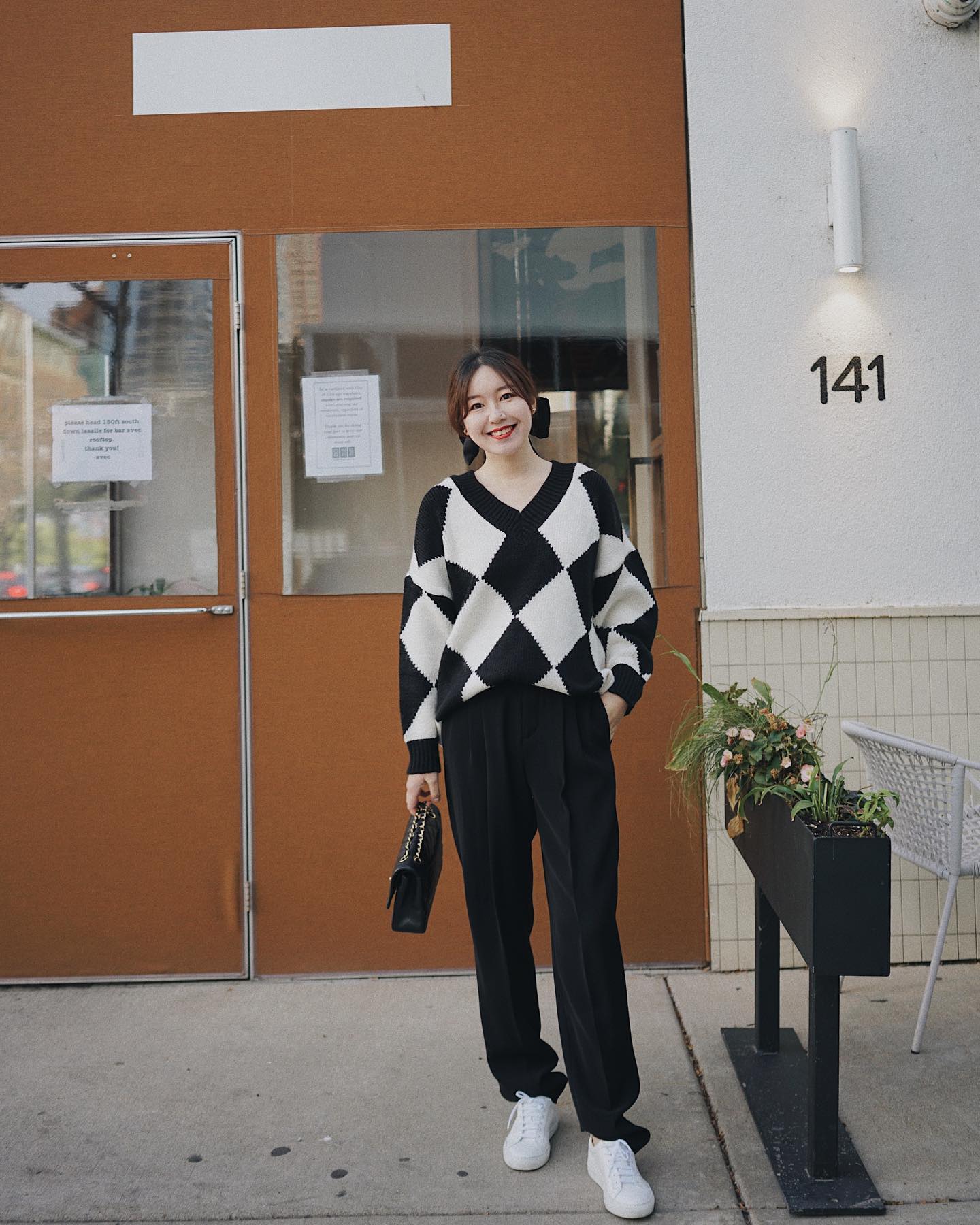 12 cách phối đồ đông màu đen sang trọng mà không sợ già-2