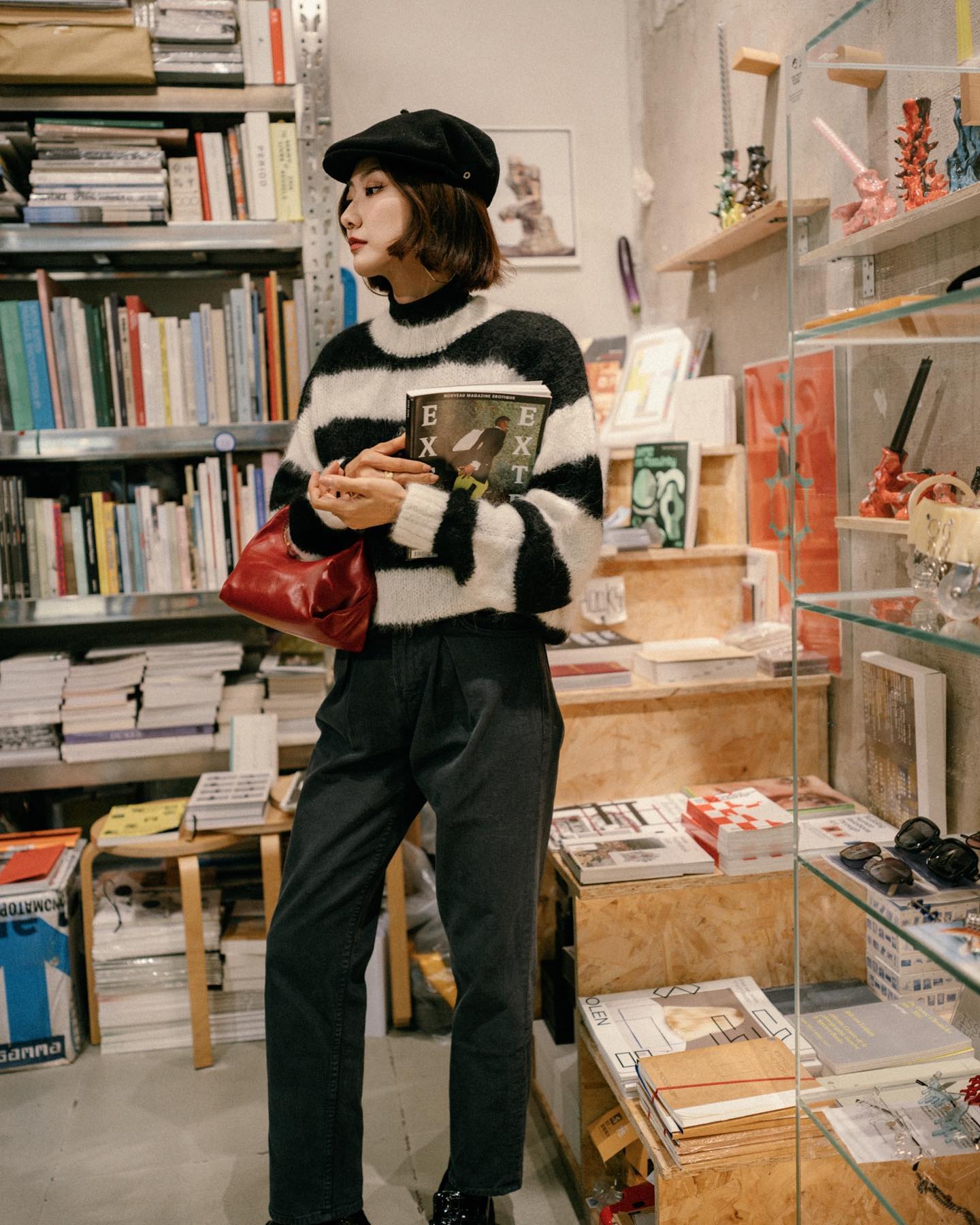 12 cách phối đồ đông màu đen sang trọng mà không sợ già-11