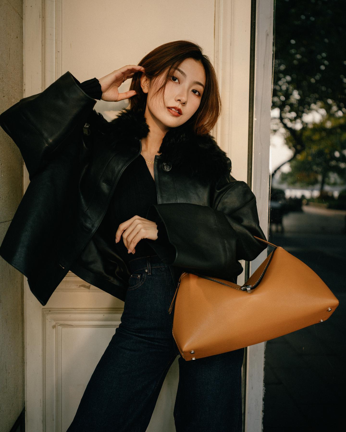 12 cách phối đồ đông màu đen sang trọng mà không sợ già-12