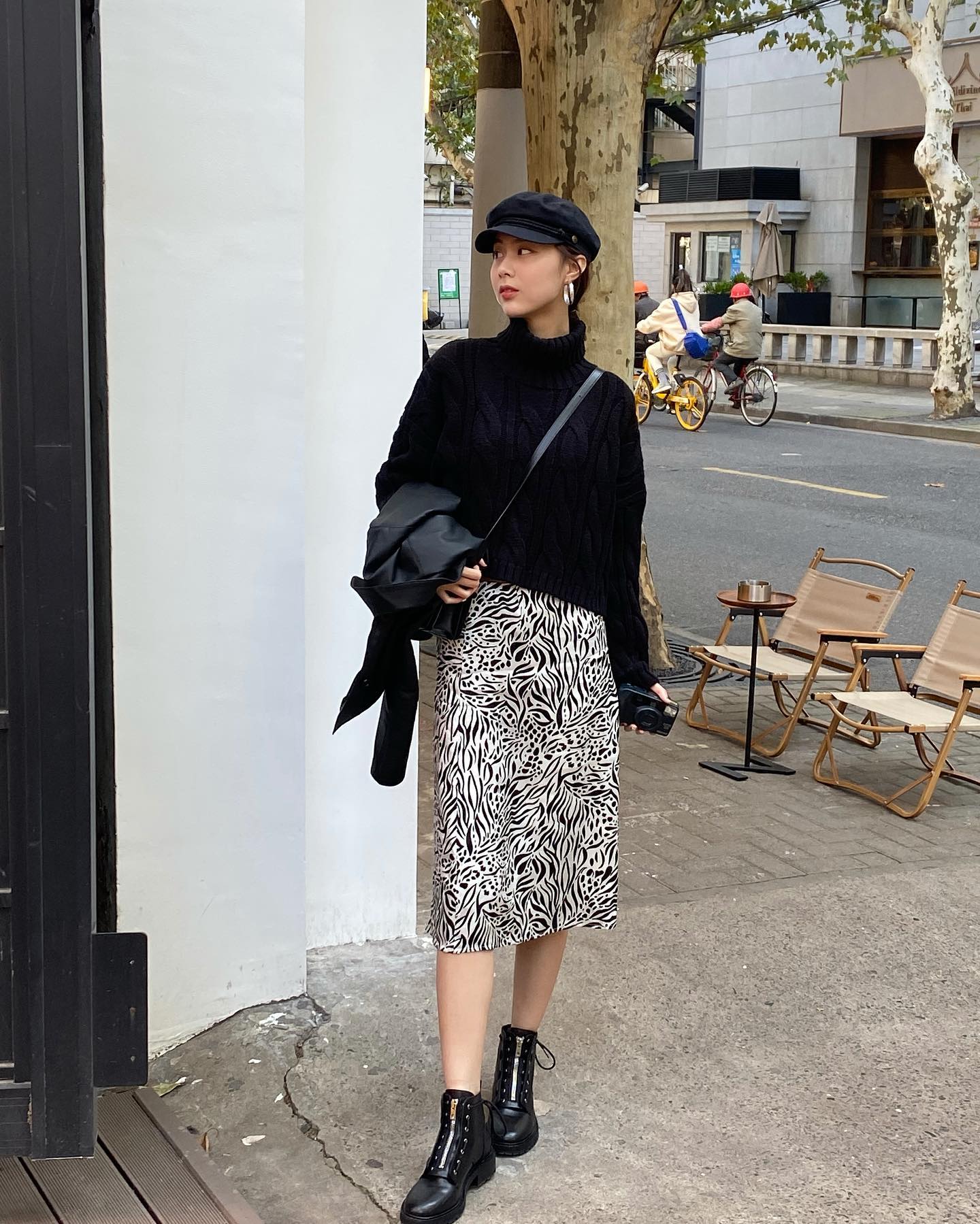 12 cách phối đồ đông màu đen sang trọng mà không sợ già-4