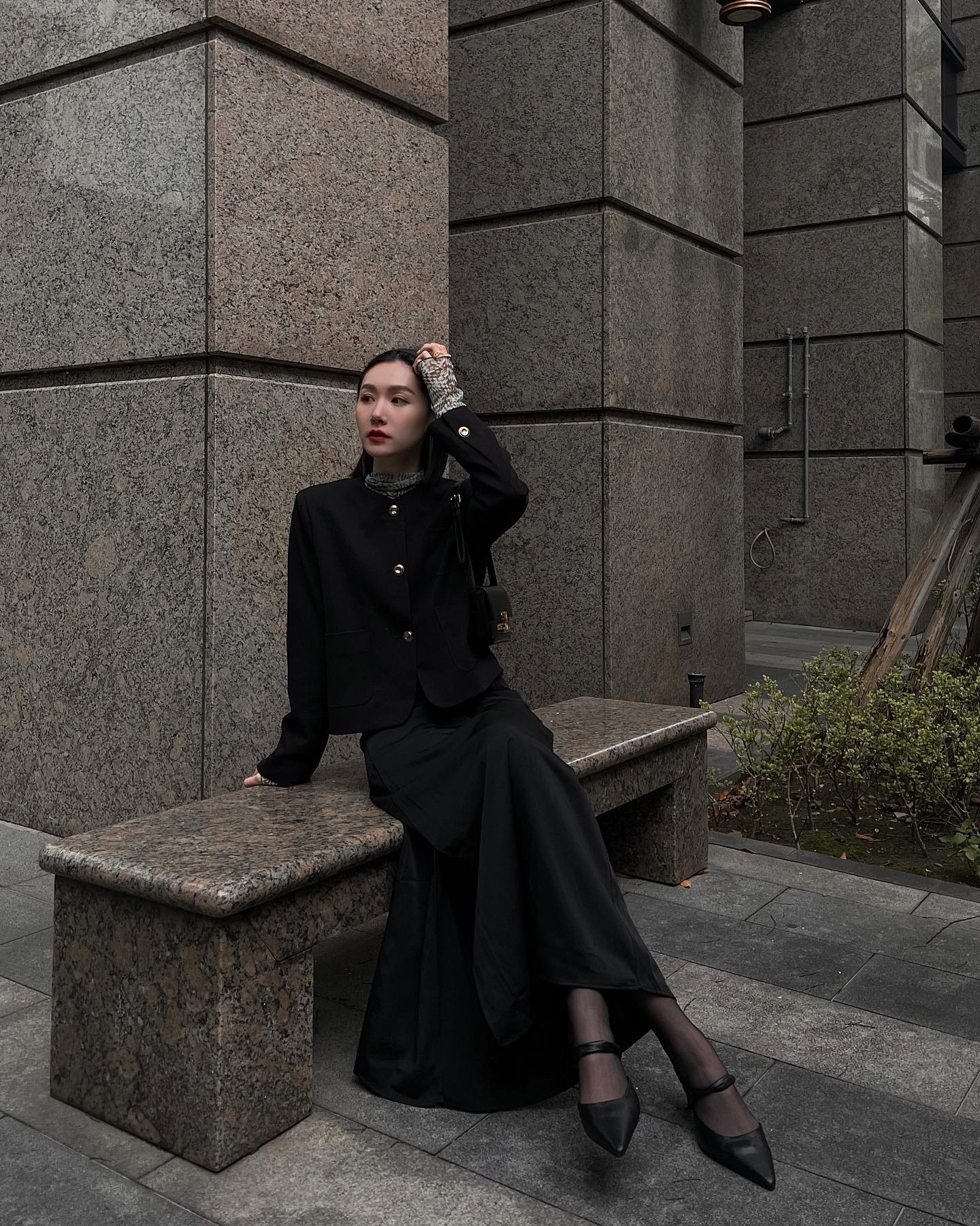 12 cách phối đồ đông màu đen sang trọng mà không sợ già-6