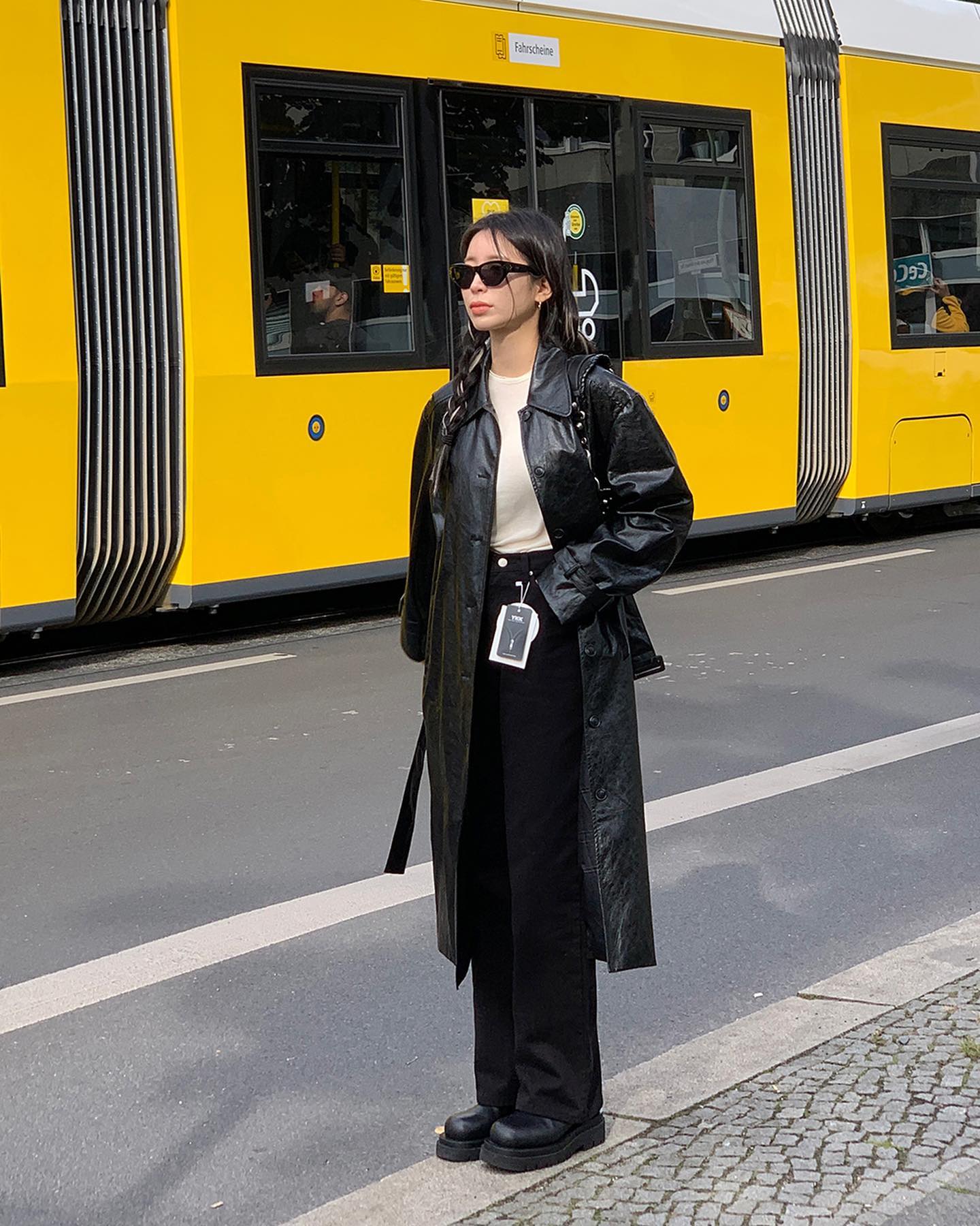 12 cách phối đồ đông màu đen sang trọng mà không sợ già-8