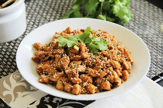 Cách làm ức gà rang mè đơn giản mà ngon hết cỡ