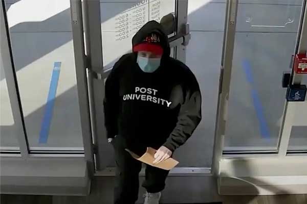 Tên cướp ‘số nhọ’ phải trả lại 2 chiếc điện thoại vì bị khóa trái trong cửa hàng-1