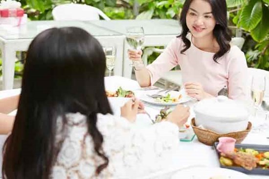 Nhìn đĩa mực trên mâm cơm nhà em chồng, tôi mới hiểu thấu con người em ấy