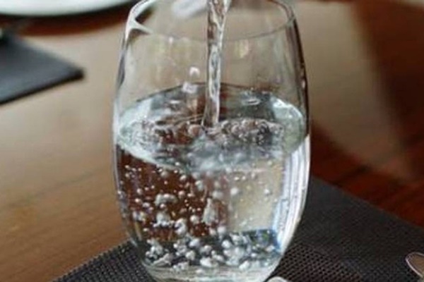 Suýt chết vì uống 5 lít nước một ngày để giảm cân đón Tết-1