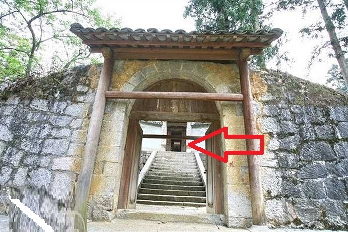 Ông bà ta nói chẳng sai: Xây nhà có 2 cửa, cả của và người đều dính hạn, con cháu biết mà tránh-1