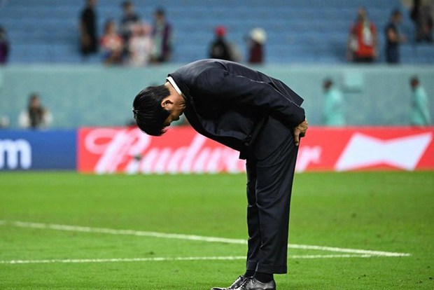 Cái cúi đầu của huấn luyện viên Nhật Bản-1