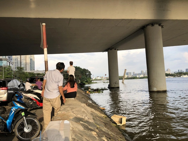 Lập bàn thờ tìm nam thanh niên thì thấy thi thể 1 phụ nữ trên sông Sài Gòn-2