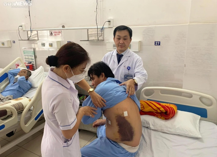 Tài xế xe ôm công nghệ bị đâm 6 nhát thủng tim kể lại lúc giằng co với tên cướp-2