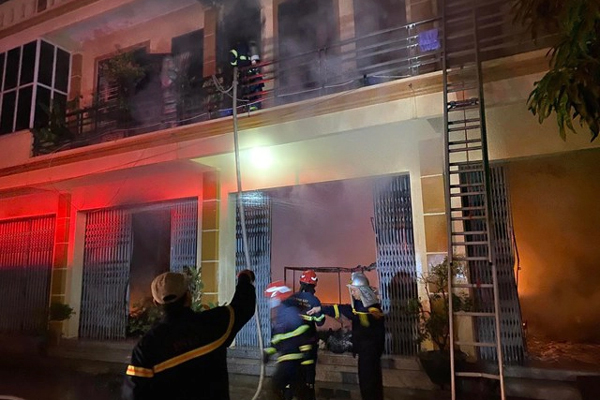 Người đàn ông tự đốt 2 ôtô của mình tiếp tục treo người trên cột cờ livestream-5