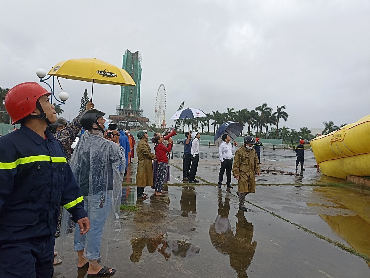 Người đàn ông tự đốt 2 ôtô của mình tiếp tục treo người trên cột cờ livestream-1